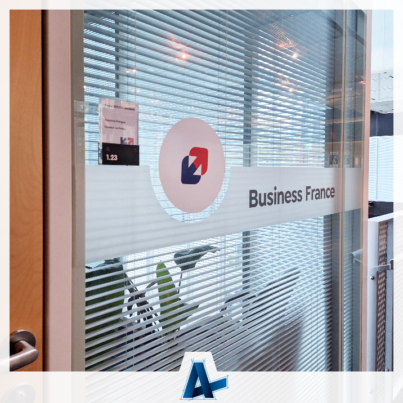 Oklejenie witryn biurowych w Ambasadzie Francji