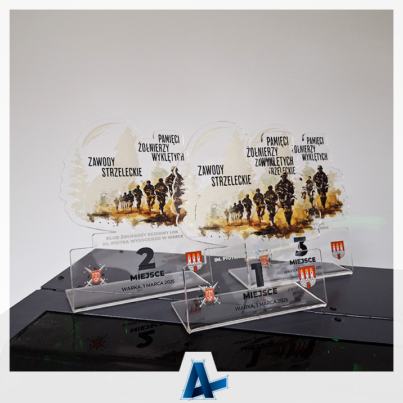 Statuetki dla Klubu Żołnierzy Rezerwy LOK w Warce