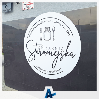 Lifting szyldu w Spiżarni Staromiejska w Warce