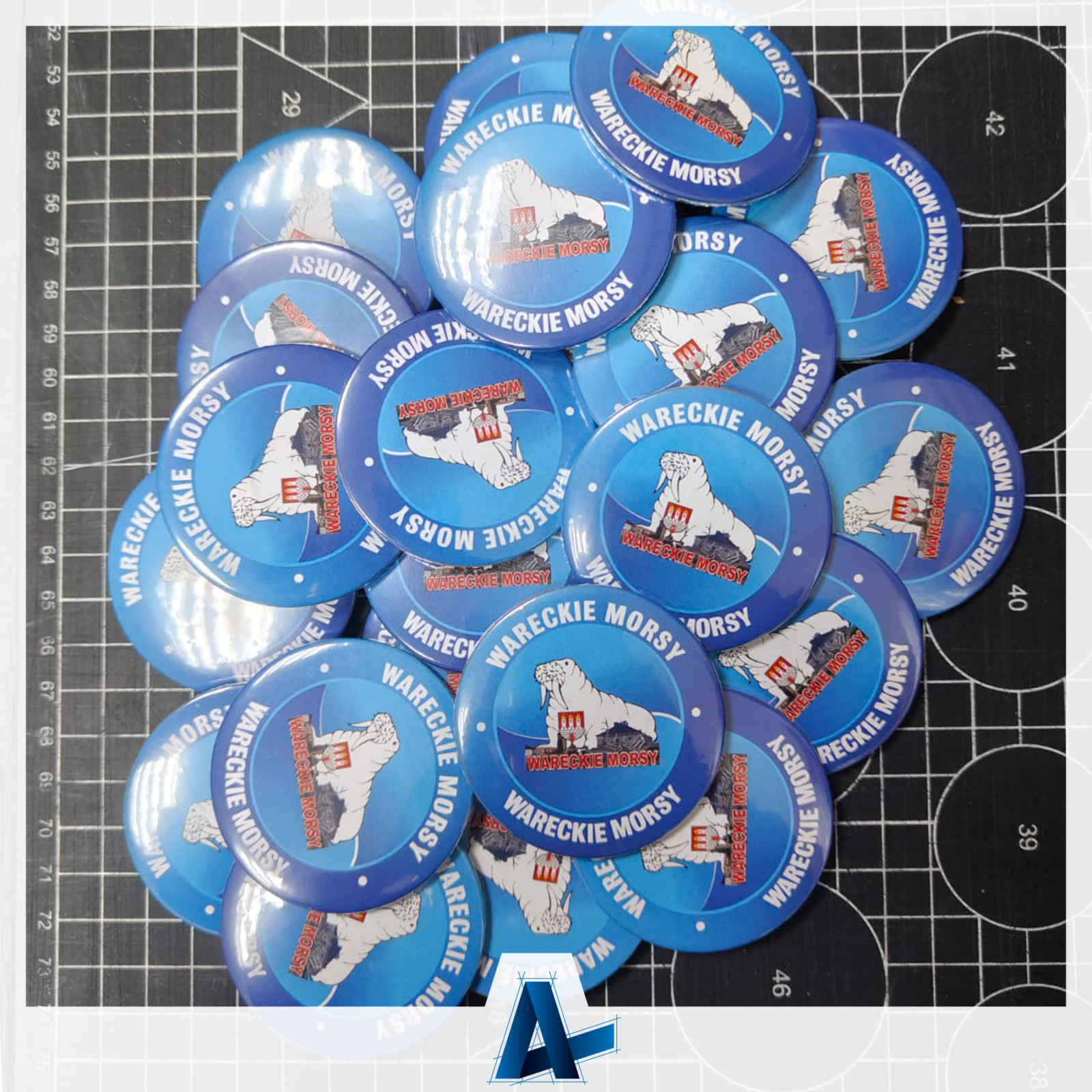 Przypinki na agrafkę dla grupy Wareckie Morsy – realizacja z charakterem!